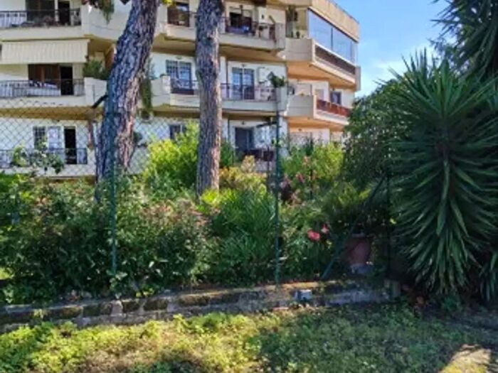 Appartamento quadrilocale in vendita in Via Ghisalba, Roma