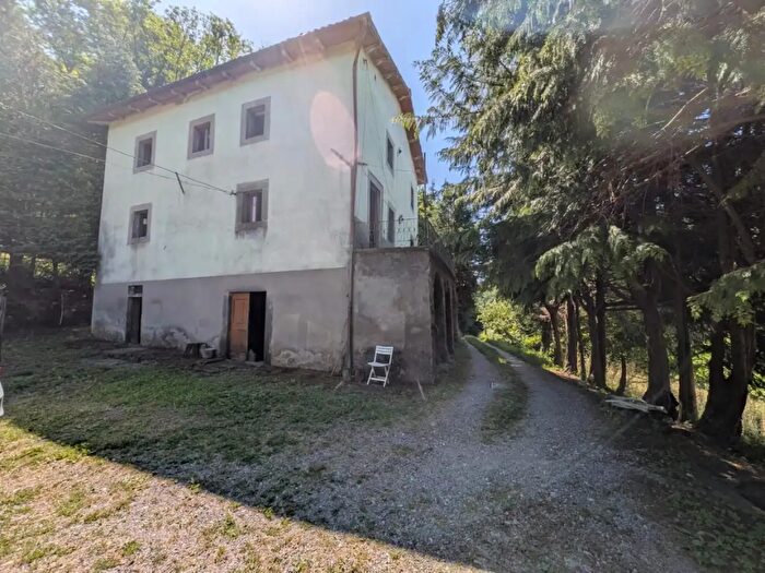 Casa con 8 locali in vendita in Fosciandora