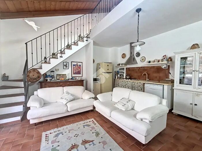 Appartamento trilocale in vendita in Via Vittorio Veneto, Castelsardo