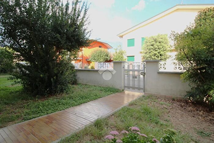 Casa con 5 locali in vendita in Via Ho Chi Min, Suzzara