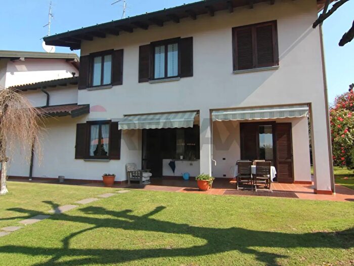 Casa quadrilocale in vendita in Via Cavour, Buguggiate