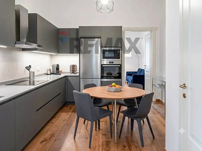 Appartamento trilocale in vendita in Viale Certosa, Milano