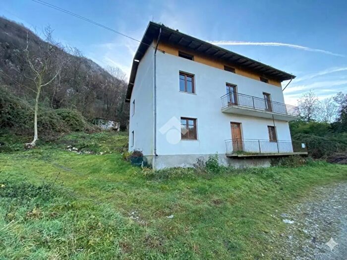 Casa con 8 locali in vendita in Via Acquasparsa, Casazza
