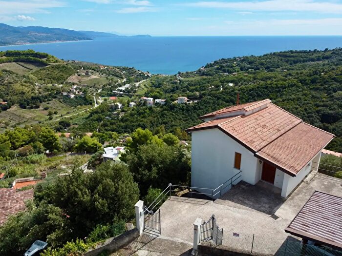 Casa con 7 locali in vendita in Contrada Scaravitoli Snc, Pollica
