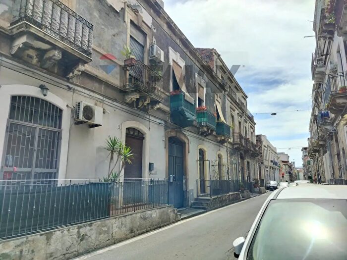 Appartamento con 6 locali in vendita in Via Grimaldi, Catania