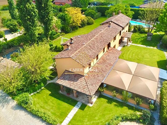 Casa con 15 locali in vendita in Tortona