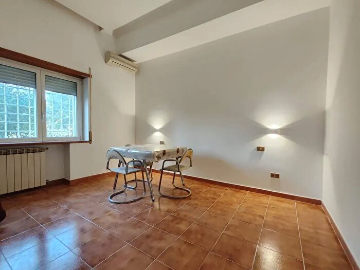 Appartamento trilocale in vendita in Via Baveno, Roma