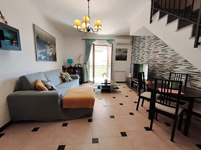 Casa con 7 locali in vendita in Via Dottor Antonino Ferlito, Aci Catena