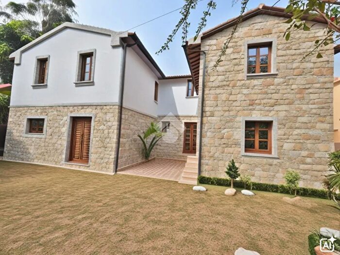 Casa con 10 locali in vendita in Via dellArce, Assisi