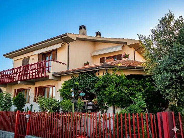 Appartamento con 6 locali in vendita in Via Perolla, Grosseto