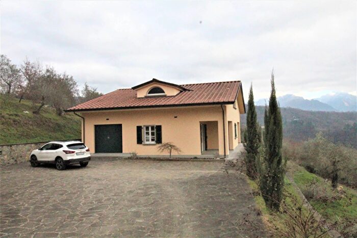 Casa con 7 locali in vendita in Fivizzano