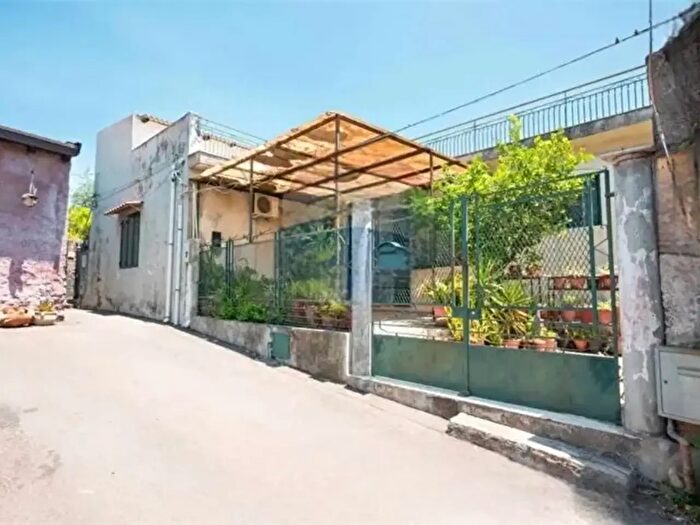 Casa trilocale in vendita in Via Leone, Aci Bonaccorsi