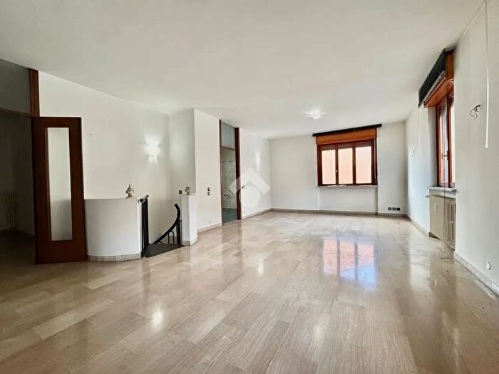 Appartamento quadrilocale in vendita in Via Perazzi, Novara