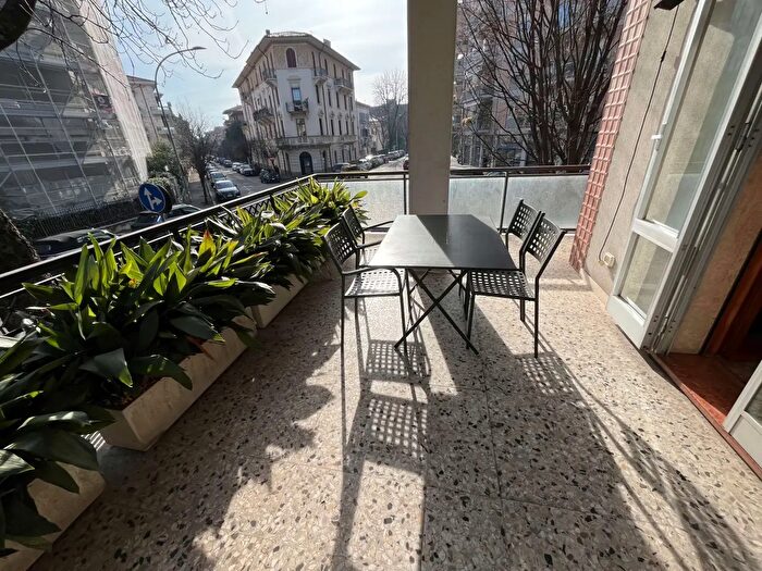 Appartamento quadrilocale in vendita in Largo Marzabotto, Verona