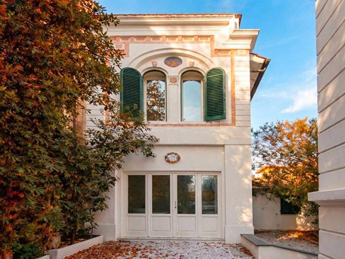 Casa trilocale in affitto in Via Aurelio Saffi, Lungomare, Viareggio