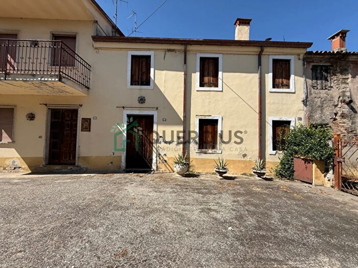 Casa con 6 locali in vendita in Piazza Bonaldo, Zimella