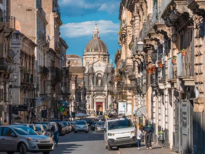 Appartamento trilocale in vendita in Via Giuseppe Garibaldi, Catania