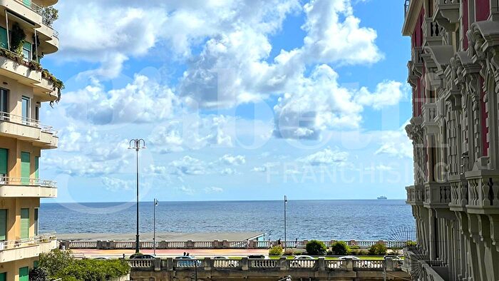 Appartamento trilocale in vendita in Via Zara, Genova