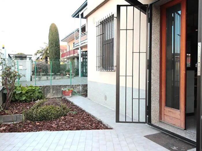 Casa bilocale in vendita in Via Roma, Ornago