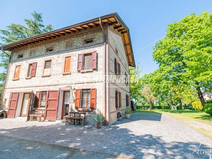 Casa con 5 locali in vendita in Via Roma, Albinea