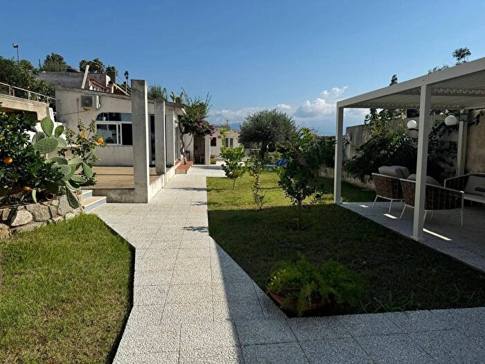 Casa con 11 locali in vendita in Contrada Fiumara Guardia Messina, Messina