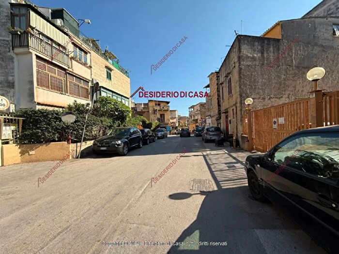 Appartamento con 5 locali in vendita in Via Alfonso Amorelli Palermo Pa Italia, Palermo