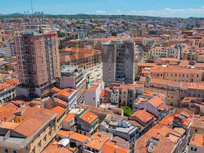 Appartamento con 6 locali in vendita in Via Luzzati a a, Sassari