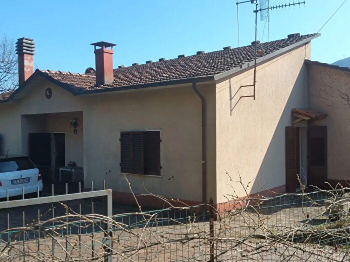 Casa con 5 locali in vendita in Via Provinciale San Romano, Piazza Al Serchio