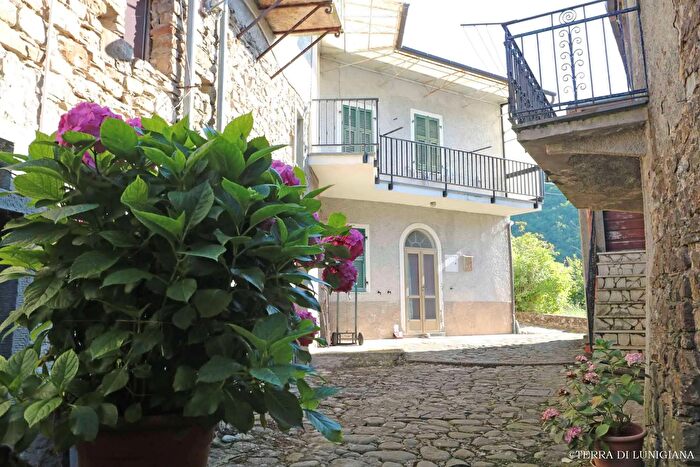Casa con 8 locali in vendita in Groppoli di Cavezzana, Pontremoli
