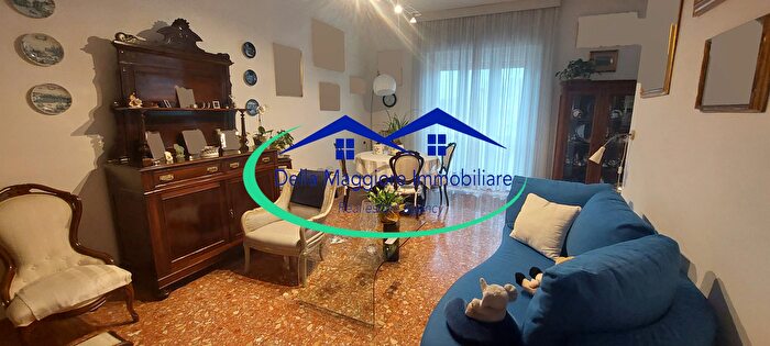 Appartamento con 8 locali in vendita in Via Ascoli, Livorno