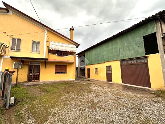 Casa quadrilocale in vendita in Via Varotara, Mirano