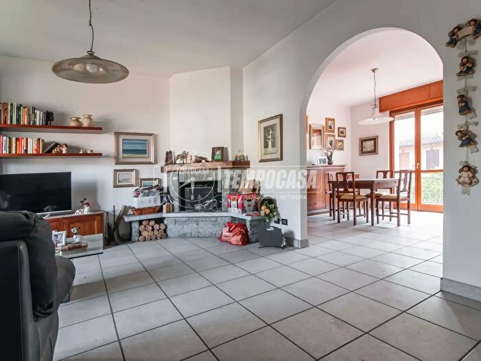 Casa quadrilocale in vendita in Via Lattuada, Saronno