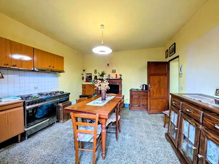 Casa con 7 locali in vendita in Molazzana