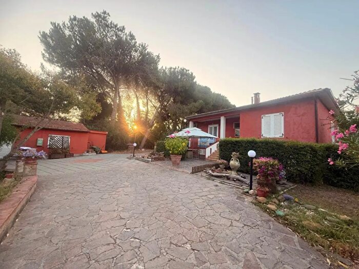 Casa con 14 locali in vendita in Scarlino