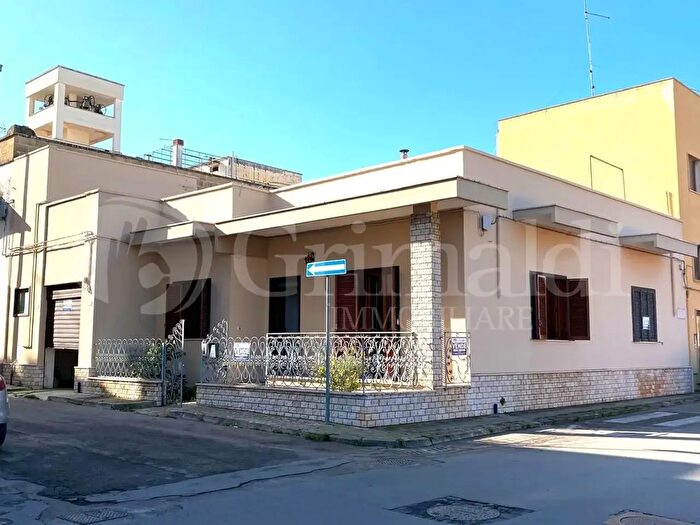 Casa con 6 locali in vendita in Via Megha, Galatone