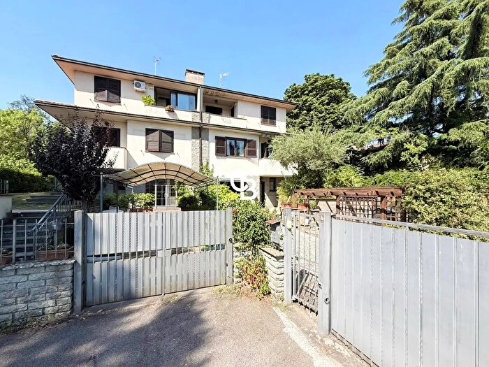 Casa con 6 locali in vendita in Via Pò, Viterbo