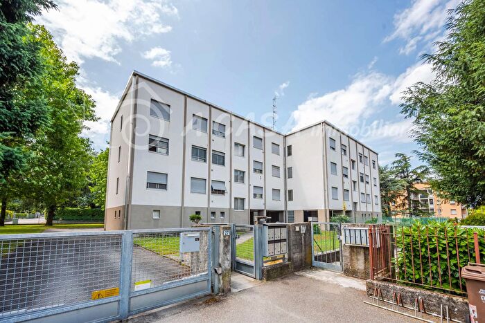 Appartamento con 5 locali in vendita in Via Mario Tomba, Parma