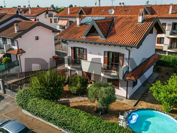 Casa con 8 locali in vendita in Via Bramante Snc, Magnago