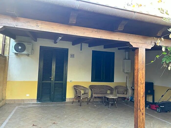 Casa quadrilocale in vendita in Viale Himera, Campofelice Di Roccella