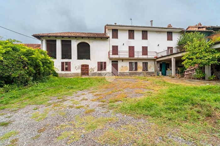 Casa con 10 locali in vendita in Strada Asti, Costigliole DAsti