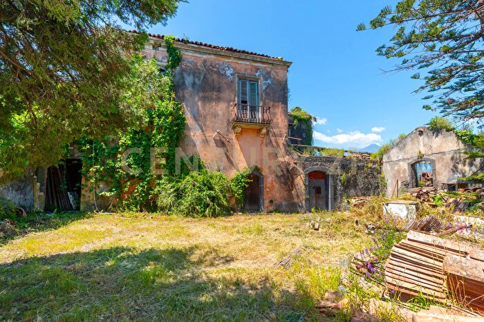 Casa con 15 locali in vendita in Via Roccamena, Acireale