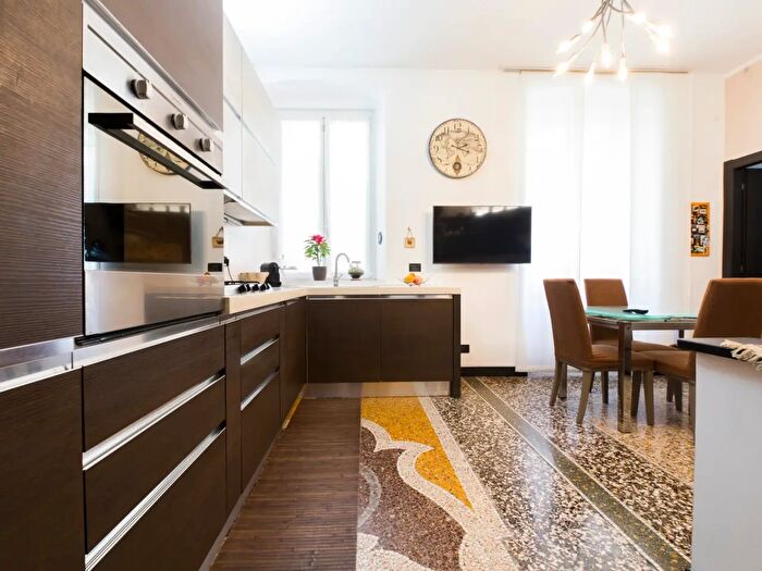 Appartamento con 6 locali in vendita in Via Pisacane, Genova