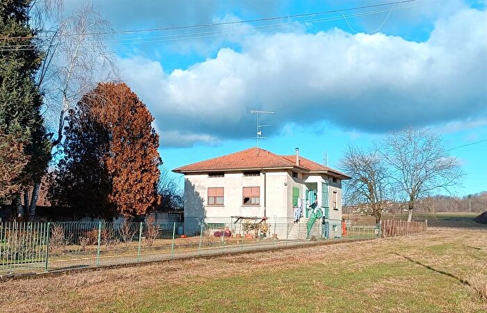Casa con 6 locali in vendita in Borgomanero, GatticoVeruno