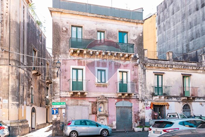 Casa con 6 locali in vendita in Via Dafnica Vico Gambini, Acireale