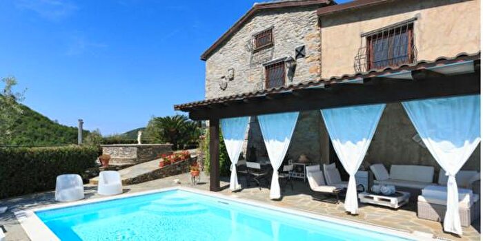 Casa con 6 locali in vendita in Via San Lorenzo, Avegno