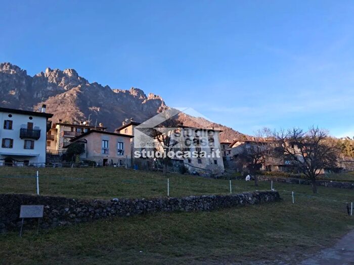 Casa con 5 locali in vendita in Via Confino, San Giovanni Bianco