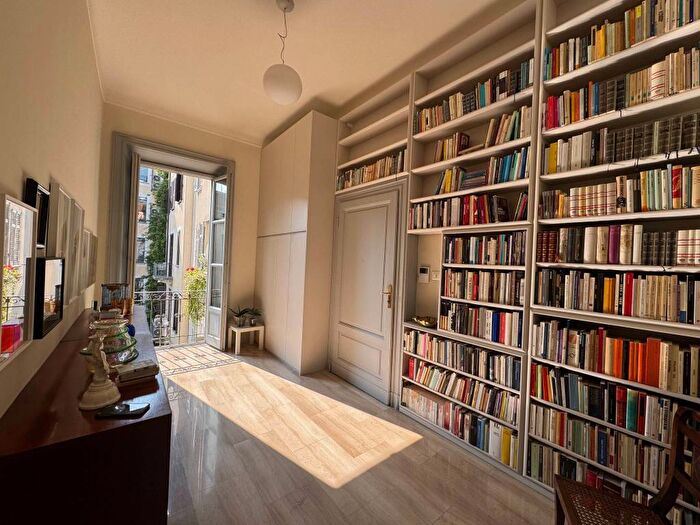 Appartamento trilocale in affitto in Piazza SantAmbrogio, SantAmbrogio, Milano