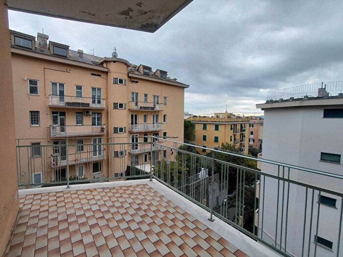 Appartamento trilocale in affitto in Via Montallegro, Albaro, Genova