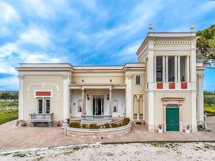 Casa con 16 locali in vendita in Via Castel del Monte Snc, Corato