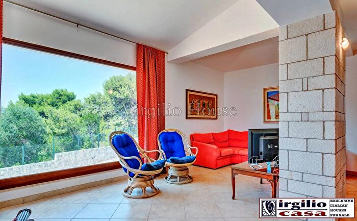 Casa con 8 locali in vendita in Ostuni